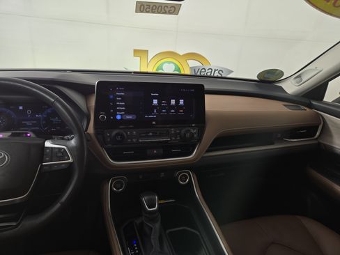 Used 2024 Toyota Grand Highlander AWD image 25
