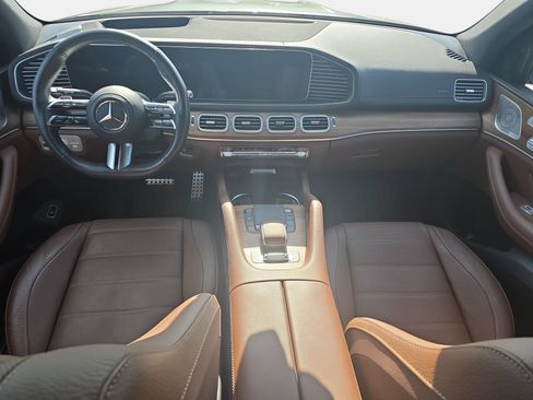 Used 2025 Mercedes-Benz GLS 580 4MATIC image 9