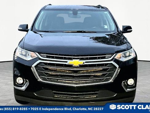 Used 2021 Chevrolet Traverse LT image 2
