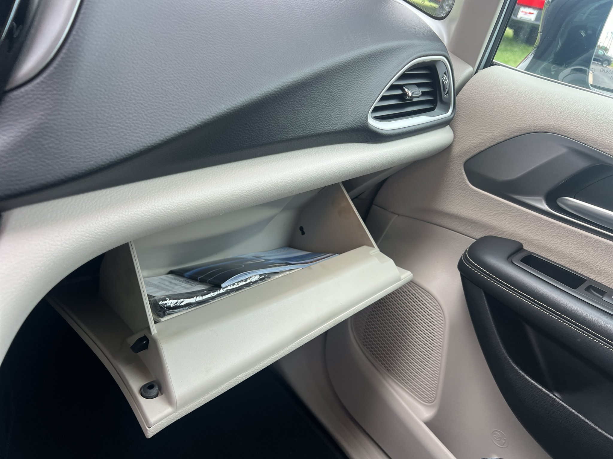Used 2024 Chrysler Pacifica Touring-L FWD image 37