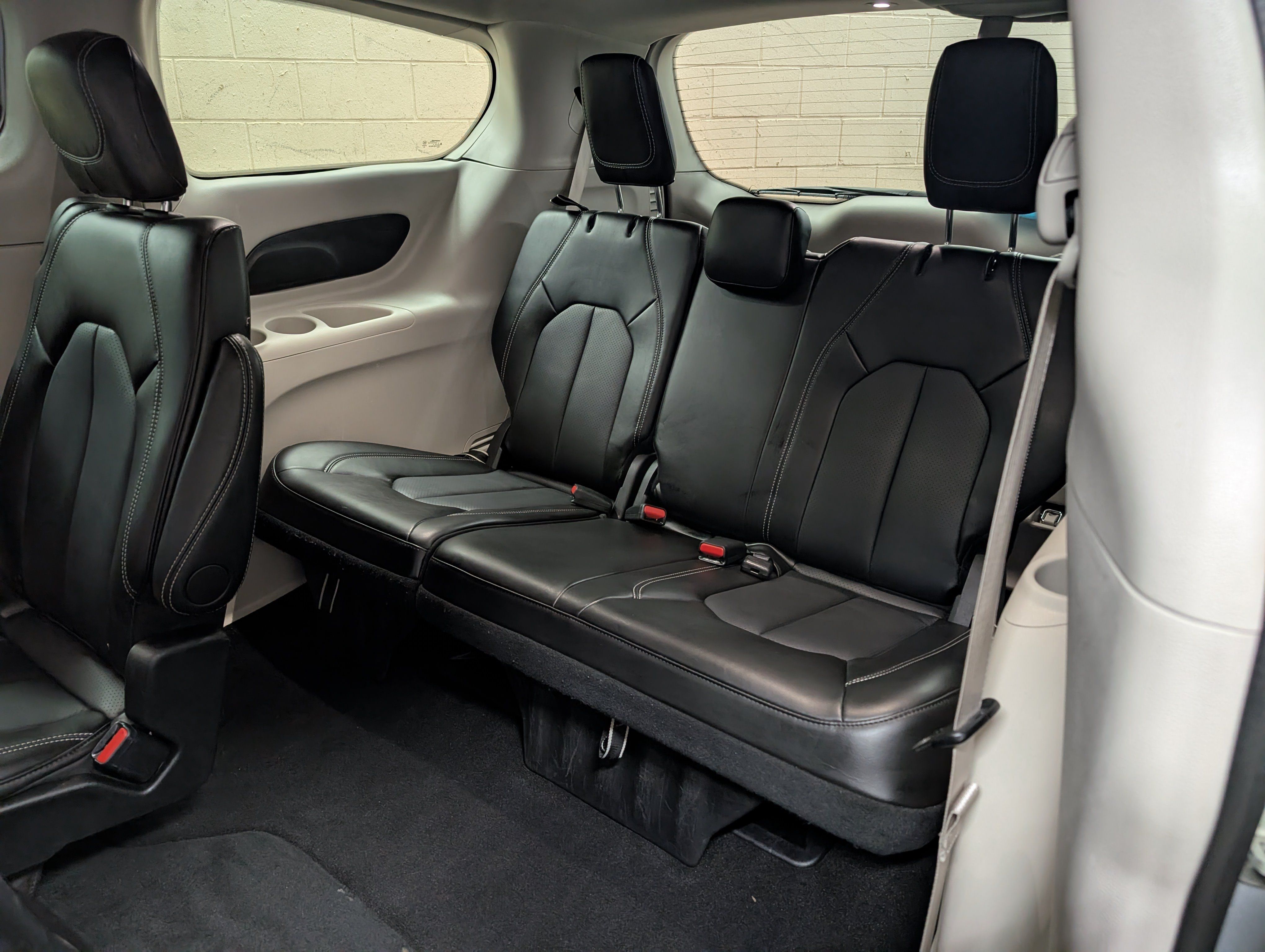 Used 2024 Chrysler Pacifica Touring-L FWD image 8