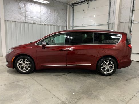 Used 2019 Chrysler Pacifica Limited FWD image 26