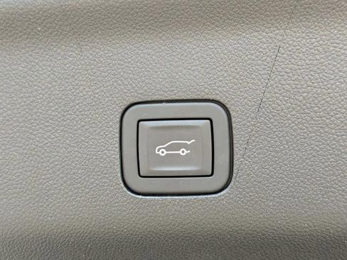 Used 2025 Chevrolet Tahoe High Country AWD/4WD image 19