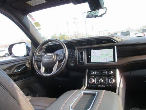 Used 2022 GMC Yukon XL Denali w/ Advanced Technology Package image 26