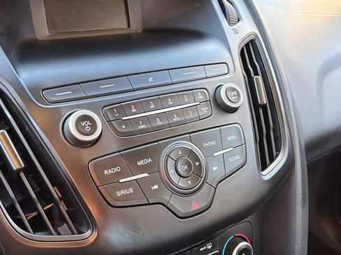 Used 2018 Ford Focus SE FWD image 16