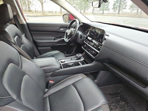 Used 2023 Nissan Pathfinder SL image 11