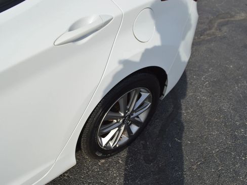 Used 2014 Hyundai Elantra SE w/ Option Group 02 FWD image 4