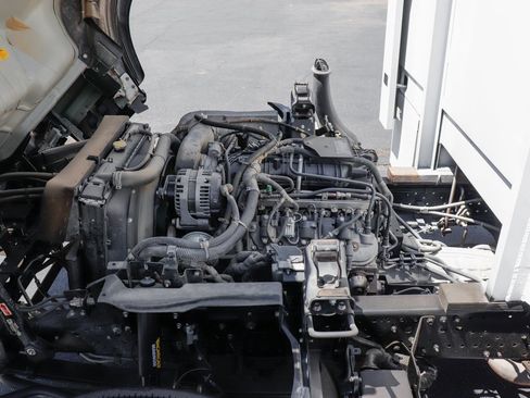 Used 2019 Isuzu NPR image 13