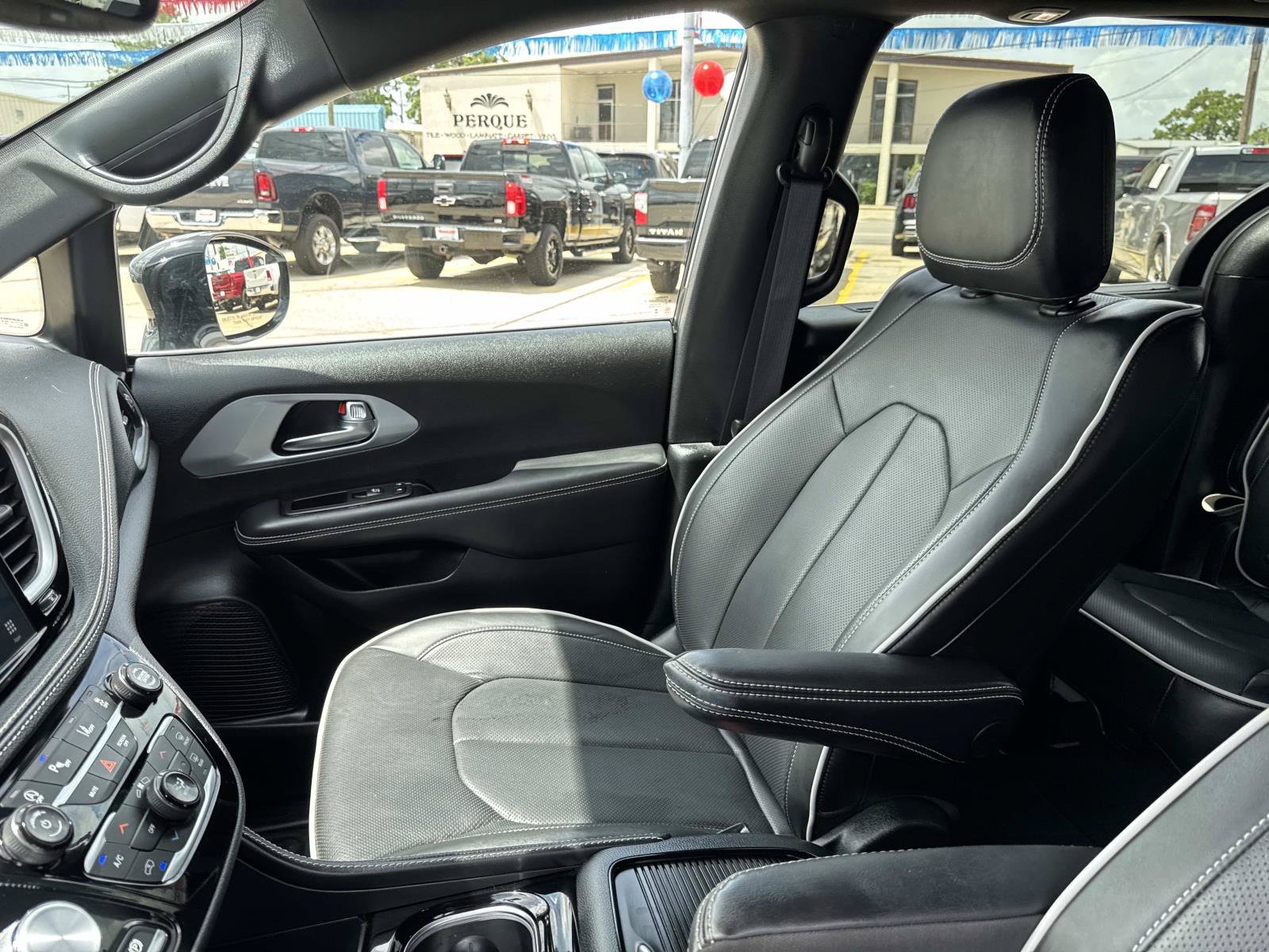 Used 2026 Chrysler Pacifica Limited FWD image 16