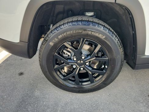 Used 2025 Jeep Grand Cherokee Altitude w/ Trailer Tow Package RWD image 31