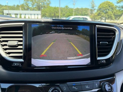 Used 2024 Chrysler Pacifica Touring-L FWD image 11