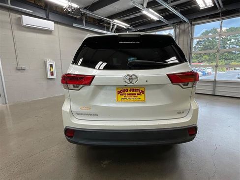 Used 2019 Toyota Highlander XLE FWD image 4