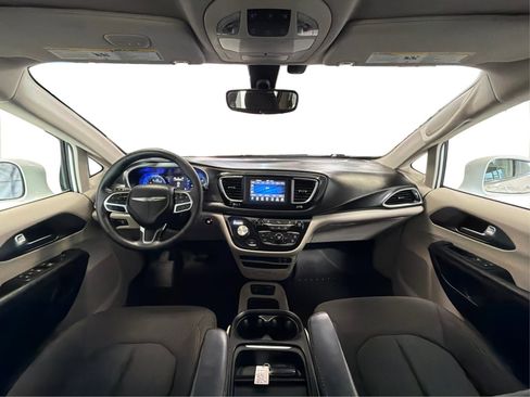 Used 2020 Chrysler Pacifica Touring w/ Tire & Wheel Group image 28