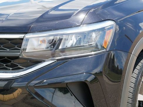 Certified 2022 Volkswagen Taos SE FWD image 10