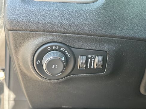 Used 2018 Jeep Compass Latitude w/ Cold Weather Group AWD/4WD image 23