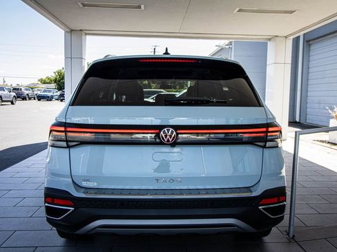 Certified 2025 Volkswagen Taos SE w/ Panoramic Sunroof Package FWD image 15