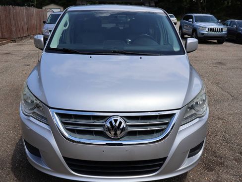 Used 2010 Volkswagen Routan SE FWD image 3