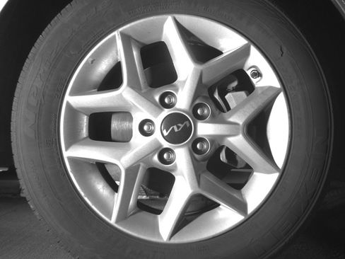 Used 2025 Kia Soul LX w/ LX Technology Package FWD image 13