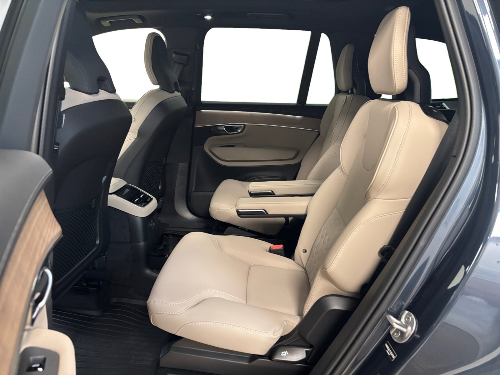 New 2026 Volvo XC90 T8 Plus w/ Protection Package AWD/4WD image 13