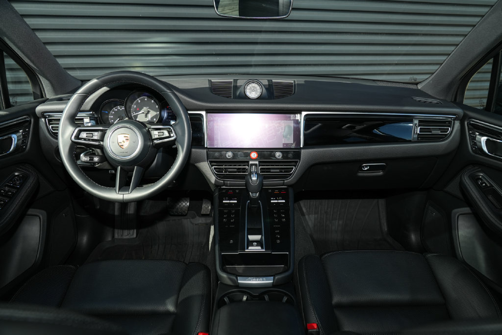 Certified 2026 Porsche Macan AWD/4WD image 28