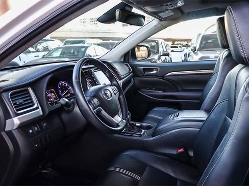 Used 2017 Toyota Highlander SE image 16