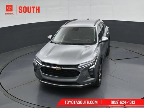 Used 2025 Chevrolet Trax LT w/ LT Convenience Package FWD image 47