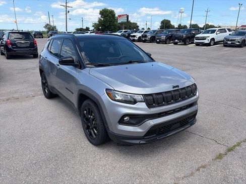 Used 2022 Jeep Compass Latitude w/ Sun and Sound Group FWD image 8