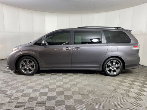 Used 2019 Toyota Sienna SE image 2