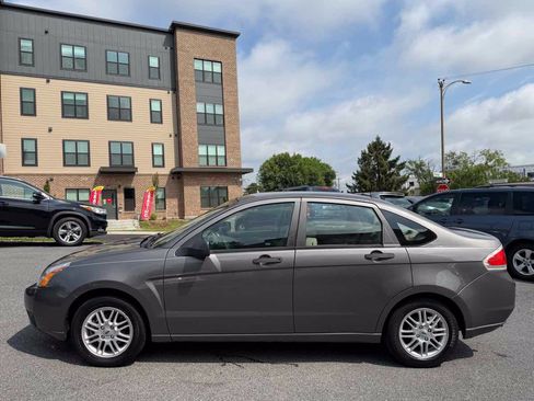Used 2009 Ford Focus SE FWD image 4