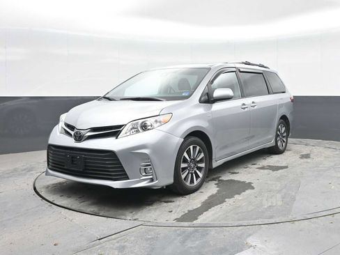 Used 2020 Toyota Sienna XLE w/ XLE Navigation Package AWD/4WD image 5