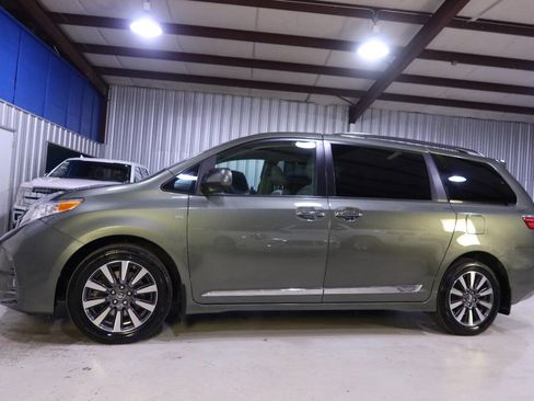 Used 2018 Toyota Sienna XLE w/ Protection Package image 1