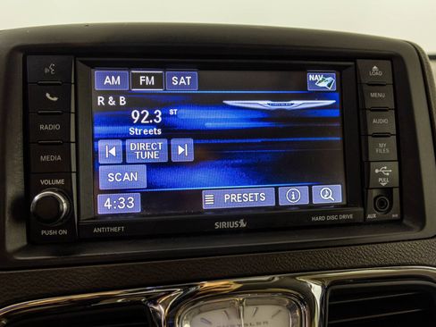 Used 2016 Chrysler Town & Country Touring-L w/ Driver Convenience Group image 28