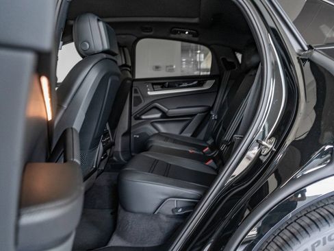 Certified 2025 Porsche Cayenne Coupe AWD/4WD image 26