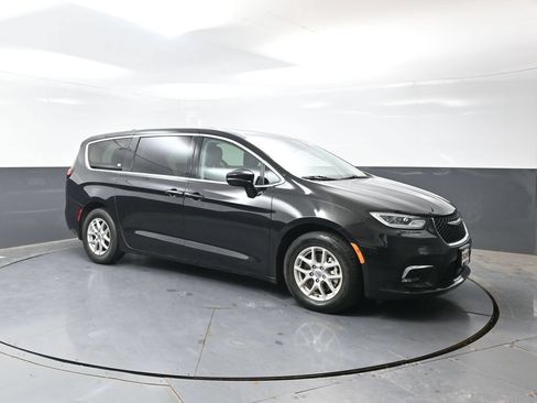Used 2024 Chrysler Pacifica Touring-L FWD image 5