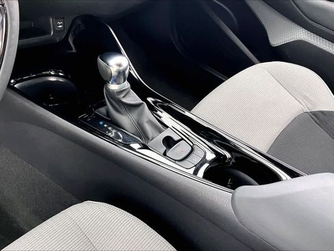 Used 2019 Toyota C-HR XLE FWD image 16