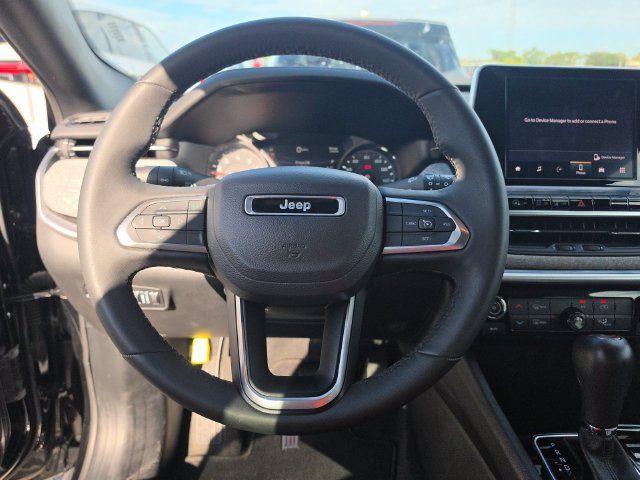 Used 2025 Jeep Compass Latitude AWD/4WD image 9