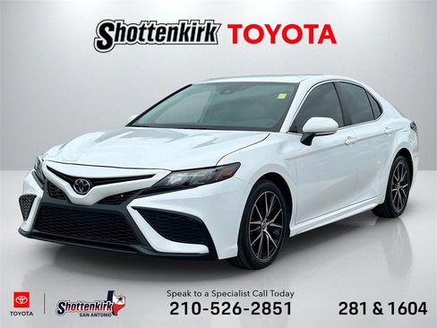 Used 2023 Toyota Camry SE image 1