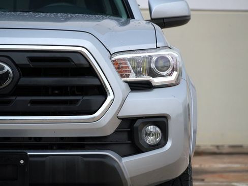 Used 2018 Toyota Tacoma SR5 RWD image 23