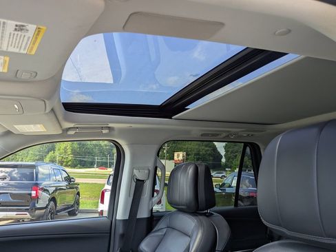 Used 2025 Lincoln Navigator Reserve AWD/4WD image 6