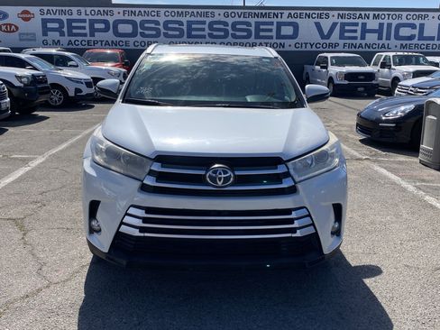 Used 2019 Toyota Highlander XLE image 3