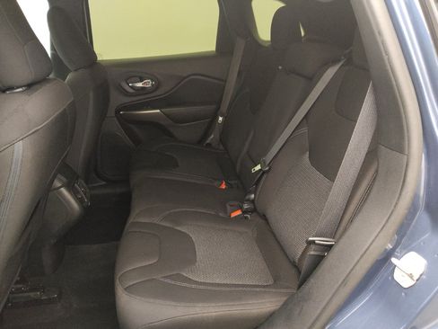 Used 2020 Jeep Cherokee Latitude FWD image 18