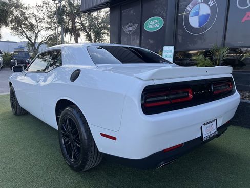 Used 2018 Dodge Challenger SXT image 4