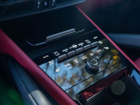 Certified 2025 Porsche Cayenne image 30