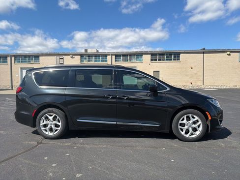 Used 2017 Chrysler Pacifica Touring-L w/ Tire & Wheel Group image 8
