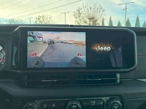 Used 2024 Jeep Gladiator Rubicon w/ Convenience Group image 17