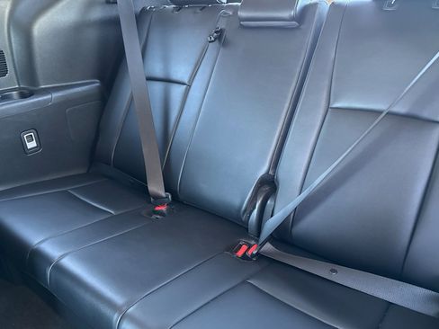 Used 2024 Toyota Highlander XLE image 32