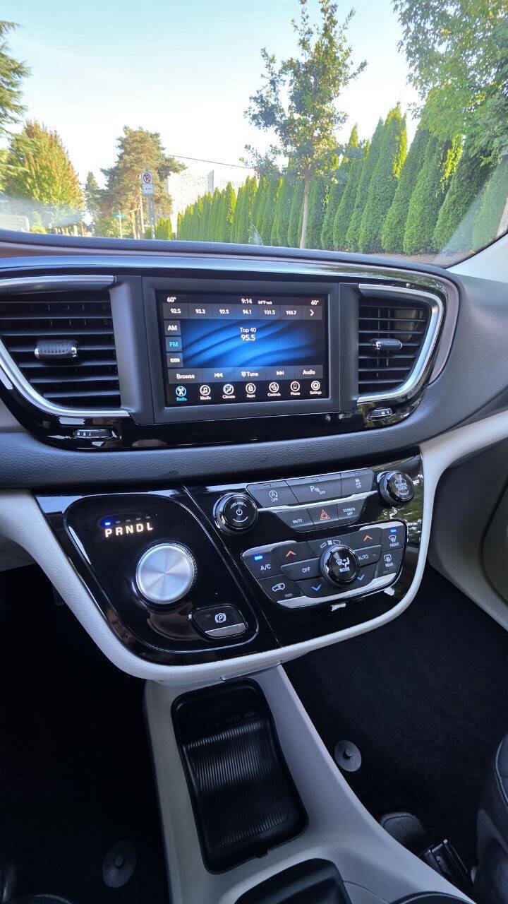 Used 2018 Chrysler Pacifica Touring-L FWD image 14
