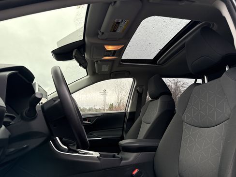 Used 2021 Toyota RAV4 XLE image 15