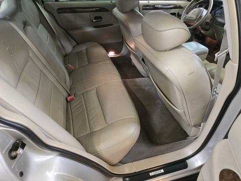 Used 2001 Lincoln Town Car Executive RWD image 7