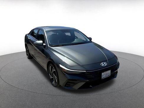 Used 2025 Hyundai Elantra Limited image 3